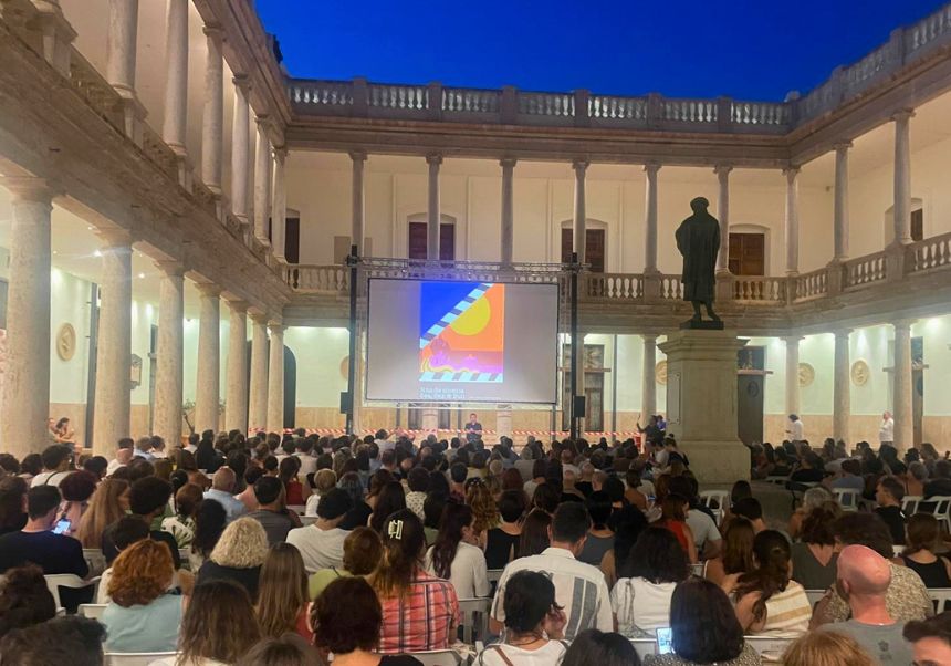 Imagen del público en el claustro de la Nau durante una proyección en la edición de 2024 de 'Nits de Cinema'
